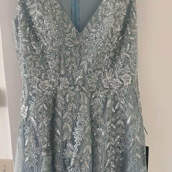 STUNNING MAC DUGGAL SLEEVELESS GOWN - Picture 5 of 9